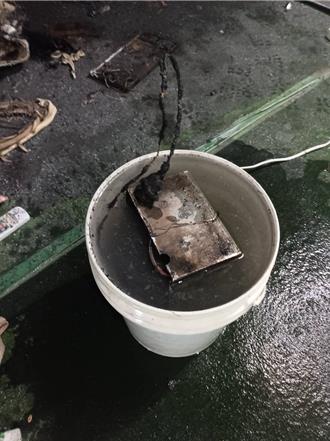 疑電動自行車「鋰電池充電中」冒火 屋主急撲滅遭火吻送醫