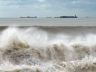 逾30艘貨船 硬闖金門外海躲颱風