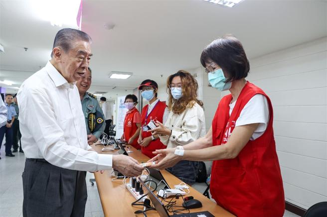 李棟樑昨日前往臺北市松山區龍田里活動中心，慰訪三軍總醫院松山分院巡迴醫療人員，致贈慰問品，給予鼓勵與支持。（記者蘇育玄攝）