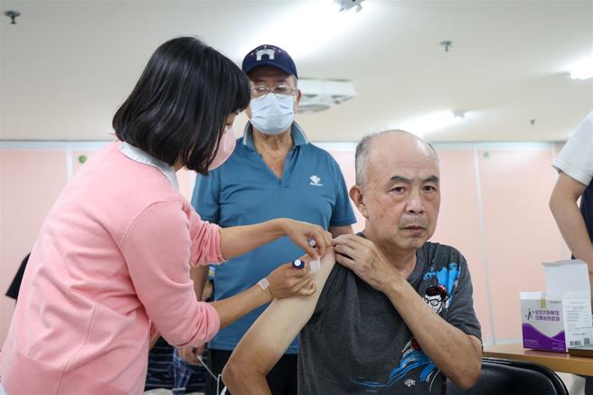 三總松山分院長期舉行巡迴醫療服務，主動深入鄉里，提供年長、行動不便等里民免費注射疫苗。（記者蘇育玄攝）