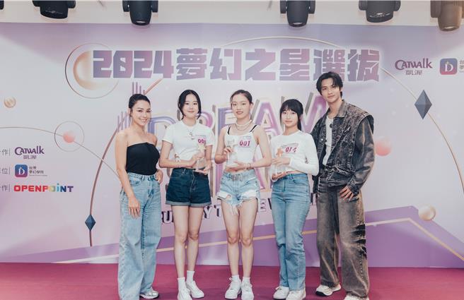 唱跳偶像组第一名林恩如、第二名高姀雅、第三名吴咏晴与采欣老师（左）及FEniX成员夏浦洋合影。（凯渥提供）