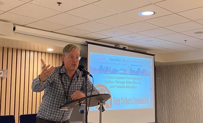 夏克立在多羅多參加會議，難得露出一點燦笑。（圖／攝自IG@Chris Downs）