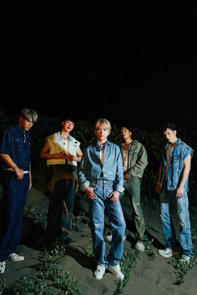 五间情拥有高人气，黄伟晋及小赖也用行动打破不合传闻。（图／翻摄自五坚情脸书）