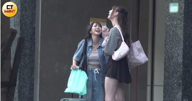 短今和慈妹在路边有说有笑，气氛相当愉快。（图／本刊摄影组）