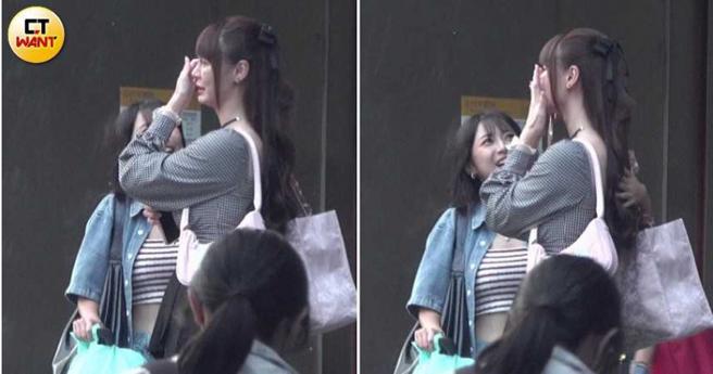 不知道说到什么话题，短今忽然悲从中来在捷运站外哭了起来，慈妹连忙伸手拍拍安抚。（图／本刊摄影组）