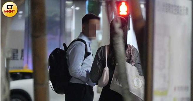 和慈妹分开后，短今中间与女性友人碰面，3小时后一名身穿衬衫的斯文男子前来接短今，男方显得很高兴。（图／本刊摄影组）