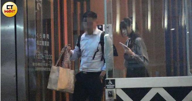短今陪同男子到寿司店进食，但表情始终冷漠似有心事。（图／本刊摄影组）