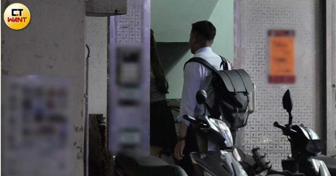 下公车后，短今熟门熟路地走进一处公寓，斯文男则跟在后头。（图／本刊摄影组）