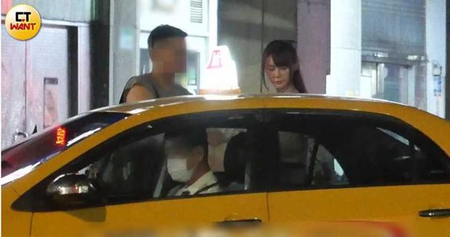 等到计程车抵达，短今坐入计程车，男子帮忙关门但没急着离开。（图／本刊摄影组）
