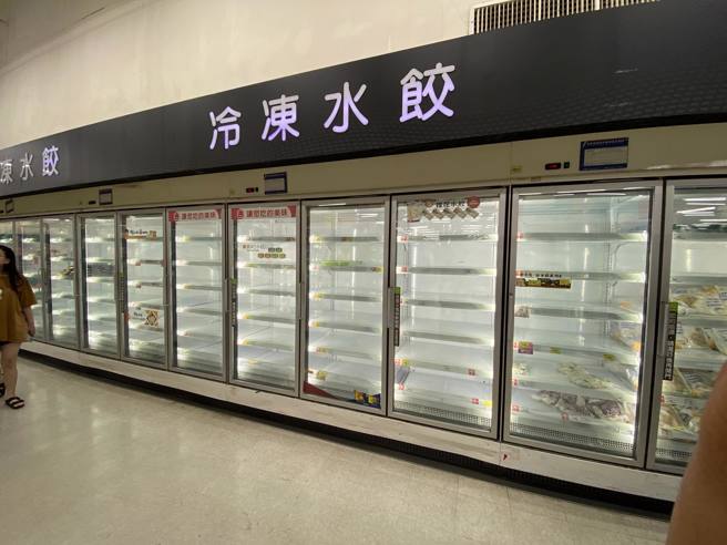 大卖场家乐福像被洗劫般，货架及冰箱全被扫空，唯独剩下香菜水饺没人买。（图／蠢羊授权提供）