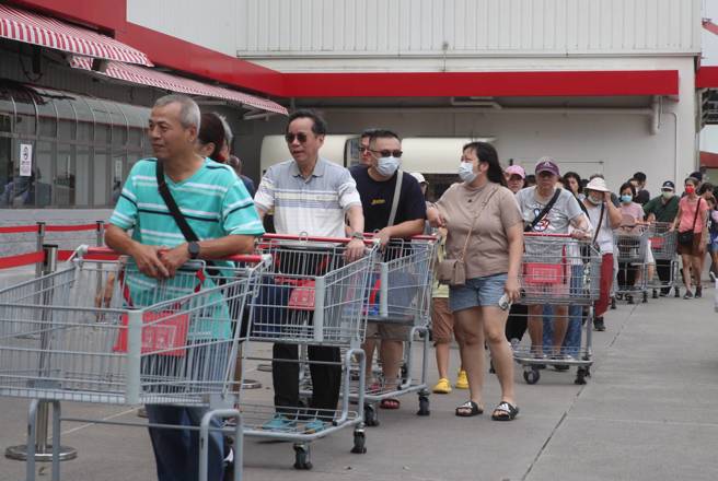 山陀儿颱风来袭，全台22县市停止上班上课，许多民眾趁着放颱风假一早就前往好市多採买，卖场门口排着长长队伍。（刘宗龙摄）