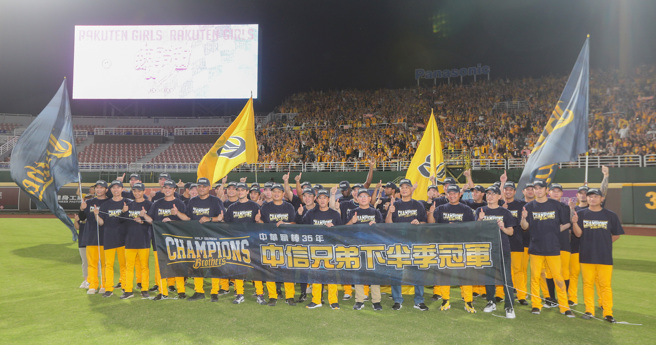 兄弟球团宣布暂停球员教练与球迷私下合影。（图／报系资料照）