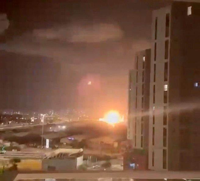 伊朗1日晚间朝以色列发射近200枚飞弹，部分飞弹击中以国南部驻有F-35战机的内瓦庭空军基地（Nevatim air base），另外飞弹也疑似差点击中以色列情报单位「摩萨德」（Mossad）总部。图为从以色列大城特拉维夫看到的伊朗飞弹爆炸画面。（路透社）