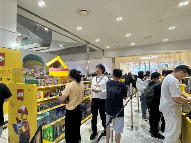 台南今天继续停班停课，由于风雨仍不明显，各大百货都维持正常营业。（曹婷婷摄）