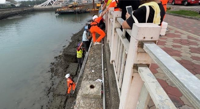 颱風來襲男子永安漁港海堤釣魚受困 ，海巡偕同消防員合力救援。(海巡署提供／呂筱蟬桃園傳真)