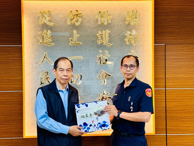 土城分局清水派出所长刘宗鑫（右）。（图 / 新北市土城分局提供）