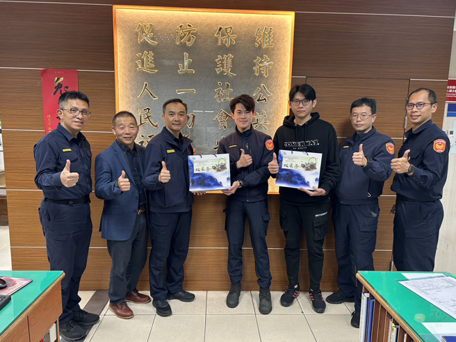 所长刘宗鑫过往破获刑案、授奖画面。（图 / 新北市土城分局提供）