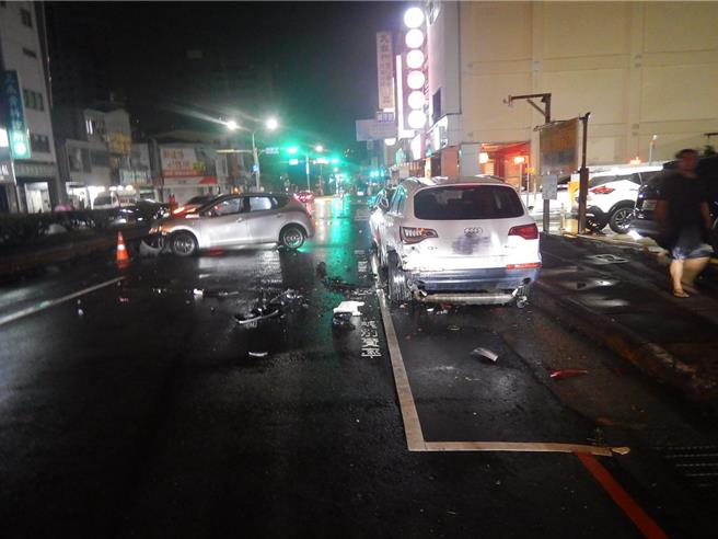 台中市北区忠明路2日凌晨近2时发生多车连撞交通事故。（民眾提供／冯惠宜台中传真）