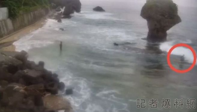 有民眾不顾红旗警示，前往小琉球花瓶岩水域玩SUP，其中1人一下水就被海浪打翻。（图／翻摄记者爆料网）