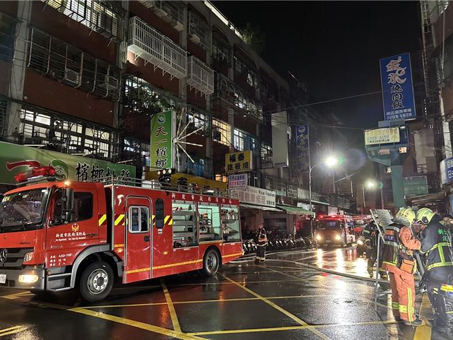 新莊民本街今日凌晨疑似發生縱火案，警消獲報後到場搶救。（警方提供）