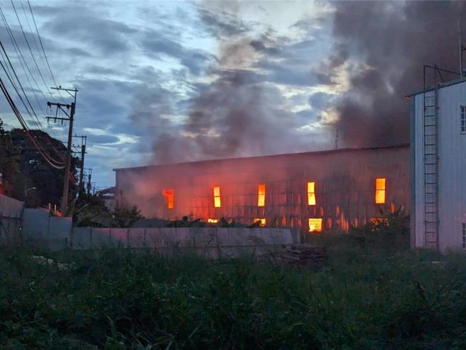 台中木材厂大火，老板妻儿、侄子3人命丧火场。(陈淑娥翻摄)