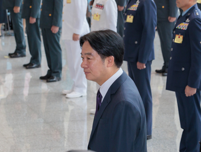 总统赖清德（中）被爆在8月的晋升典礼中对将官动怒。（中时资料照，郭吉铨摄）
