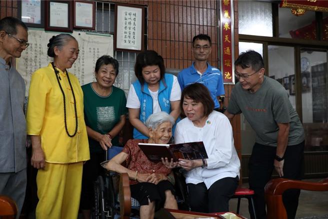 嘉义市长黄敏惠致赠重阳礼金礼物祝贺新百岁人瑞萧罗金莲阿嬷。（廖素慧摄）