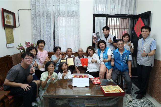 嘉义市长黄敏惠致赠重阳礼金礼物祝贺新百岁人瑞赖贤兴阿公。（廖素慧摄）