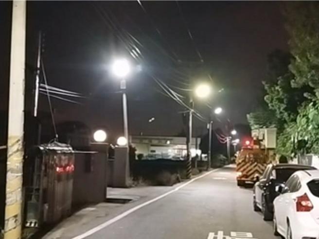 彰化市茄苳路二段一巷路灯闪烁，台电获报派员到场查看。（台电提供／孙英哲彰化传真）
