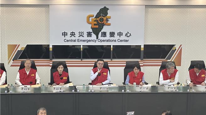 行政院長卓榮泰今（2）日前往中央災害應變中心視察，聽取各部會報告並與縣市首長連線。（賀培晏攝）