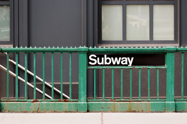 俄罗斯一名女子到乔治亚旅游，和朋友在街上边走边唱歌，结果意外摔落地铁B1，不幸死亡。（示意图：Shutterstock／达志）