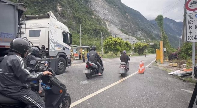 台9线苏花和仁至崇德段，今天中午前3度放行。（警方提供）