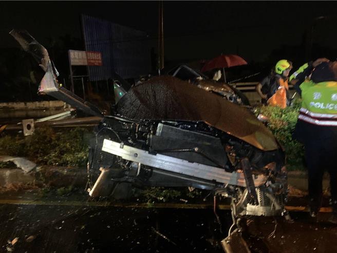BMW遭大鴨追飛橫亙分隔島斷兩截，18歲駕駛腦出血命危。（警方提供／謝佳潾屏東傳真）