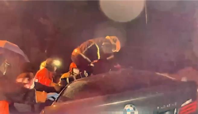 BMW遭大鴨追飛橫亙分隔島斷兩截，18歲駕駛腦出血命危。（警方提供／謝佳潾屏東傳真）