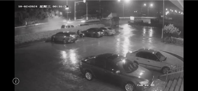 BMW遭大鴨追飛橫亙分隔島斷兩截，18歲駕駛腦出血命危。（警方提供／謝佳潾屏東傳真）