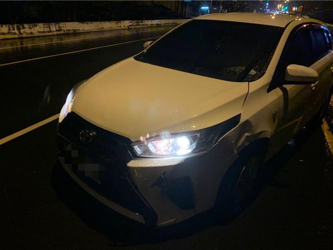 BMW遭大鴨追飛橫亙分隔島斷兩截，18歲駕駛腦出血命危。（警方提供／謝佳潾屏東傳真）