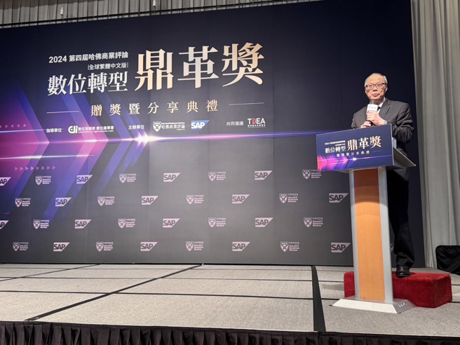 林口長庚醫院院長陳建宗獲得鼎革獎大型機構「年度領袖獎」。（圖／林口長庚醫院提供）