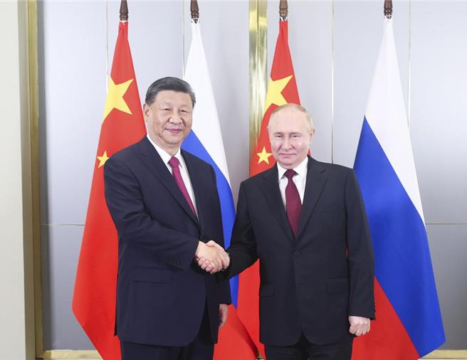 中國國家主席習近平今年7月在阿斯塔納出席上合峰會前，會見俄羅斯總統普丁。（摘自新華社）