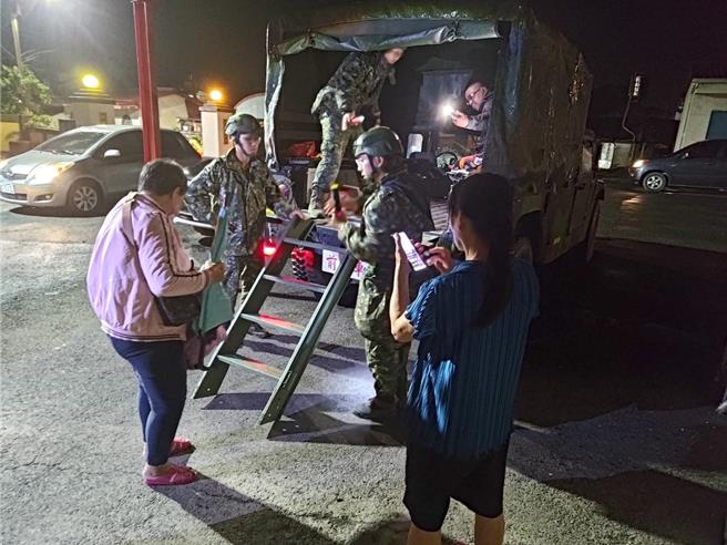 國軍人員1日連夜預防性撤離高雄民眾。（水利局提供／林瑞益高雄傳真）