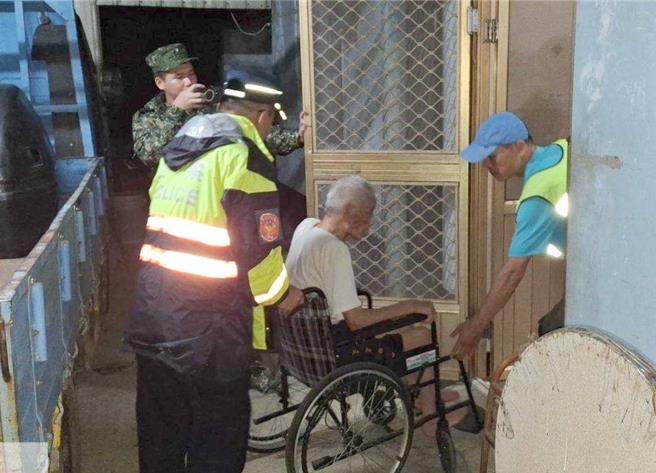 高雄警方與國軍人員1日連夜預防性撤離行動不便的民眾。（水利局提供／林瑞益高雄傳真）