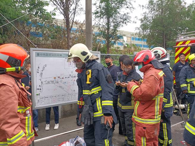 现场陆续发现3具尸体，分别为郭妻、小儿子及侄子。(陈淑娥翻摄)