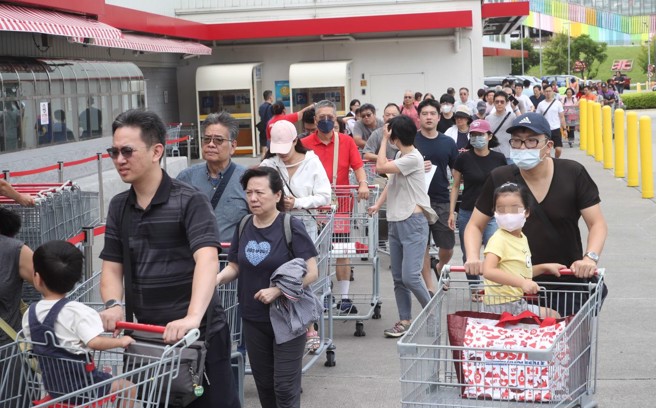 今天全台停班课，好市多正常营业，许多民眾一早前往好市多採买，卖场门口排着长长队伍。（刘宗龙摄）