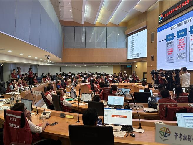 新北市长侯友宜2日主持新北市灾害应变中心工作会报，听取哥单位简报及气象预测。（高钧麟摄）