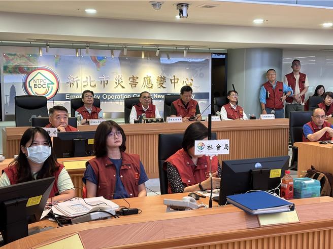 新北市长侯友宜2日主持新北市灾害应变中心工作会报。（高钧麟摄）
