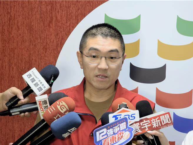 基隆市長謝國樑2日上午視察災害應變中心，表示2日的颱風假是基北北桃共同決定的。（張志康攝）