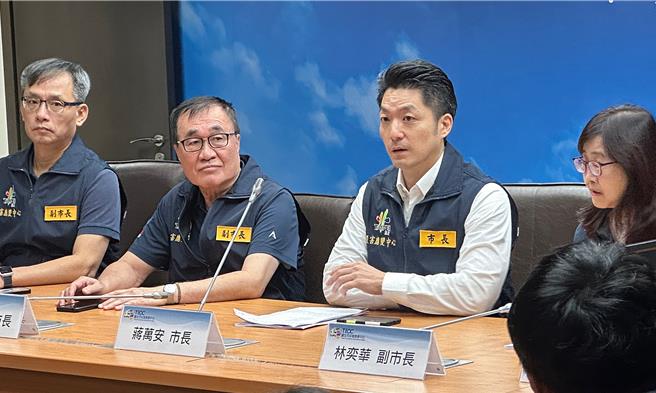针对台北市关闭水门，导致1日东湖、汐止交通大雍塞，台北市长蒋万安（右）2日表示，确实为了提前准备而较早关闭水门，未来交通局跟工务局会检视过程、调整做法，让对民眾交通影响降到最低。（丁上程摄）