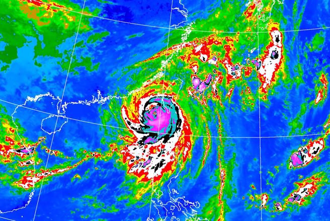 山陀兒移動速度超慢，幾乎原地打轉，氣象粉專表示，登陸時間一直往後延，甚至可能不登陸。（中央氣象署提供）