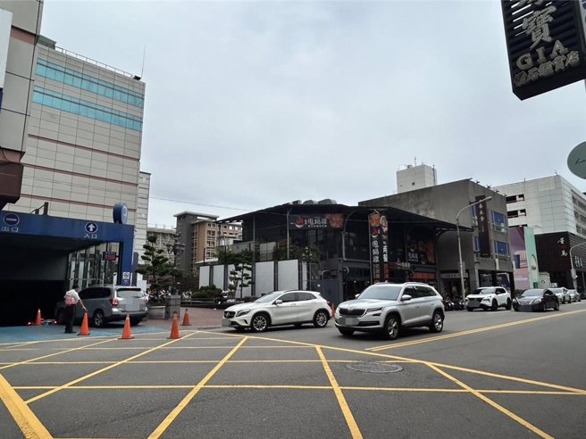 中友百貨不到11點停車場外已停滿要進場的車潮。（馮惠宜攝）
