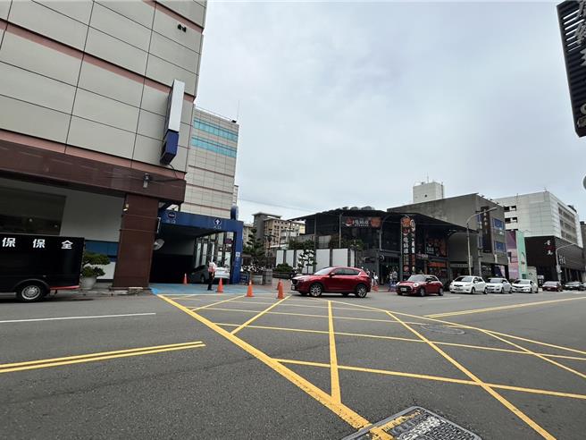 中友百貨不到11點停車場外已停滿要進場的車潮。（馮惠宜攝）