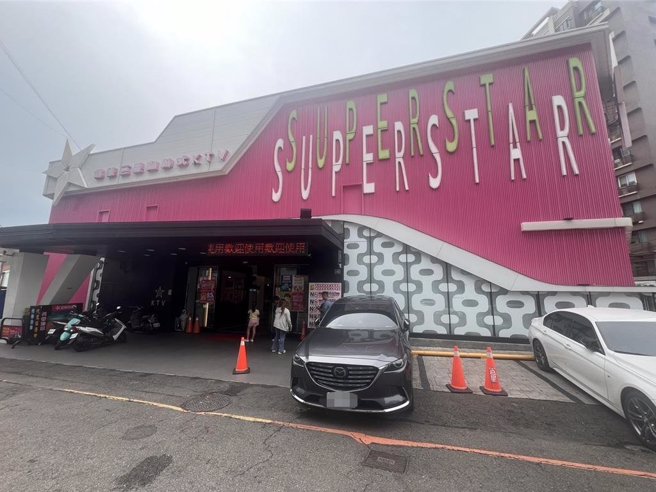 台中超級巨星KTV整夜湧入嗨歌人潮。（馮惠宜攝）